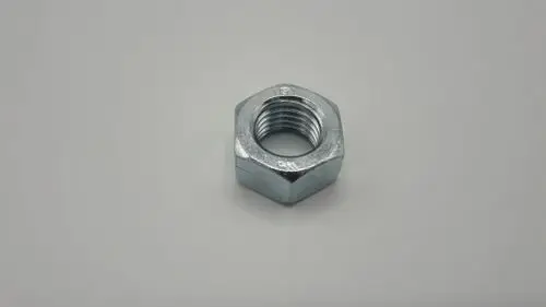 Sechskantmutter in metallischer Ausführung, mit inneren Gewinden, auf neutralem Hintergrund. Produkt von Remeha.